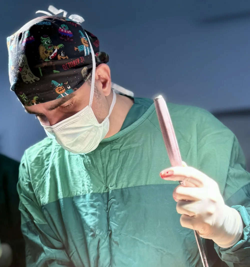 Doç. Dr. Hüseyin Sina Coşkun ameliyathanede